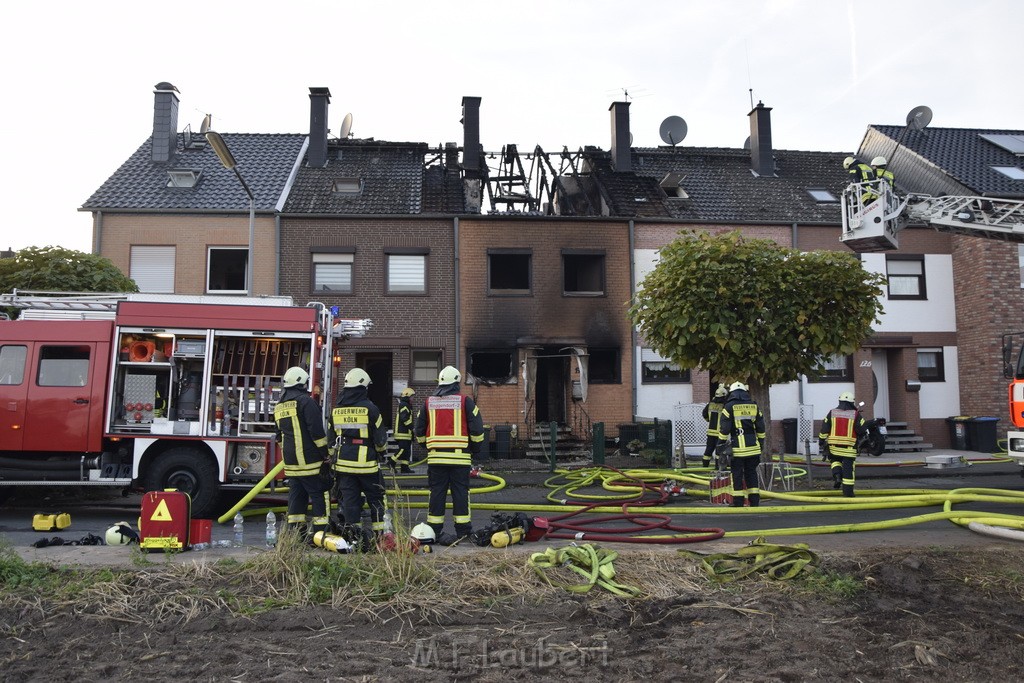 Feuer 2 Vollbrand Reihenhaus Roggendorf Berrischstr P064.JPG - Miklos Laubert